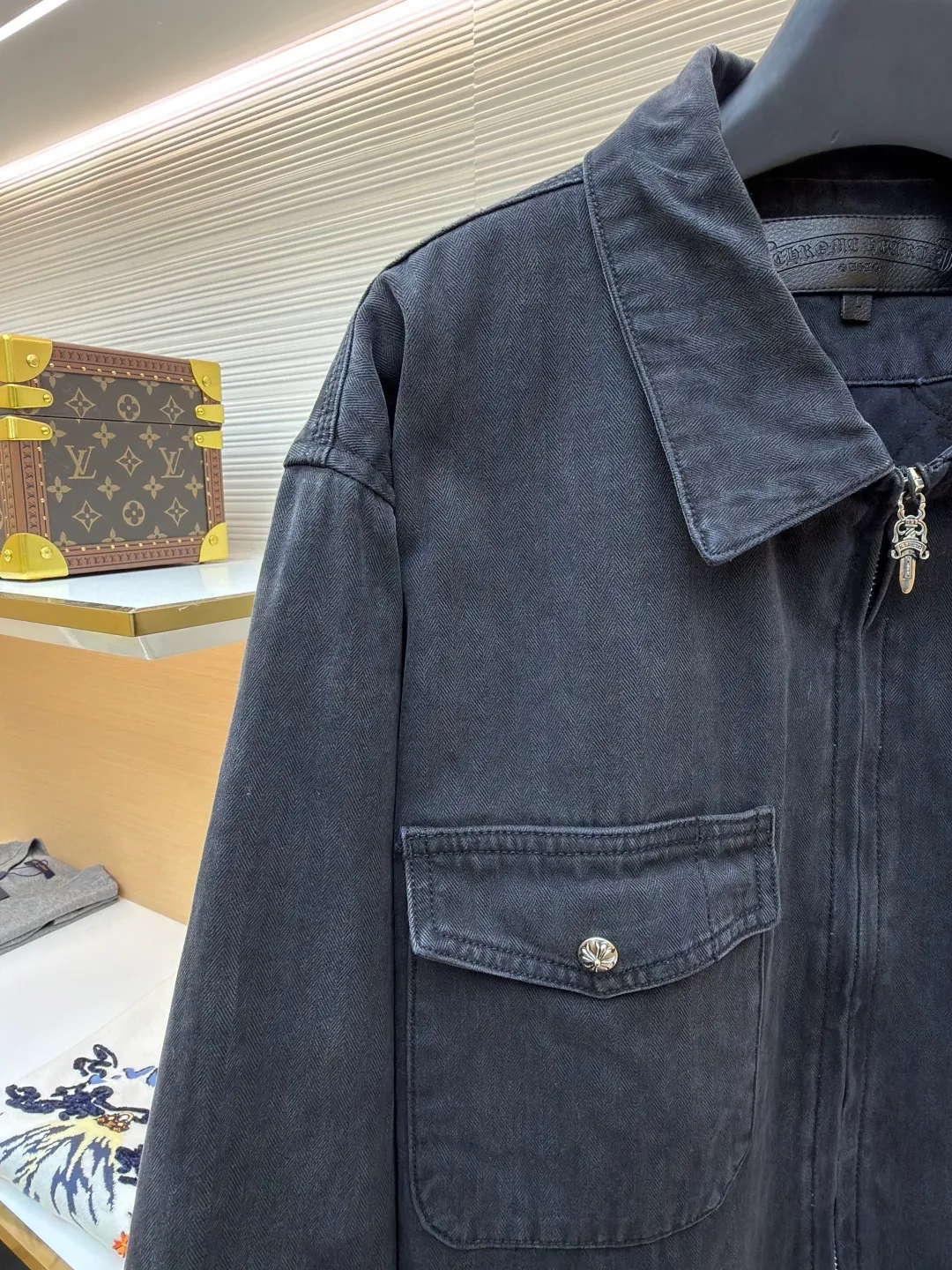 Chrome Hearts herringbone pattern washed work clothes ●Item number: 1682369-C65 ●Fabric: 100% cotton ●Technology: Washed production ●Color: washed gray ●Version: Fitted version ●Weight: about 1255 grams ●Size: S-M-L ●Description: The large body fabric is made of pure cotton fabric with herringbone pattern woven according to YB, which has a three-dimensional crisp effect. The lining is made of jacquard pure cotton fabric. Minimum order is ㎞. The garments are washed with natural gray effect (Chehao garments stayed in the washing factory for a month, and finally the results were perfect). Due to the difficulty of washing, the scrap rate is extremely high, and the spot goods should be cherished. The neckline is cut and cut using genuine sheepskin film, and the molded hardware is aged and oxidized. The overall wiring is straight and delicate, the fabric is comfortable and soft, and the color is consistent without color difference. It can be matched with the same style to create a fashionable look and control various occasions. Customized accessories, complete with three standards, same style for men and women!